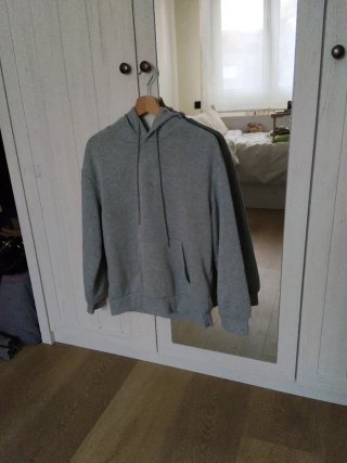 Sudadera gris con estrella