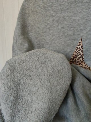Sudadera gris con estrella