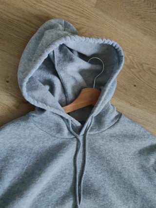 Sudadera gris con estrella