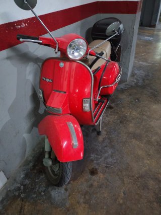 Vespa Iris 200 Roja y Beige. 34700 km