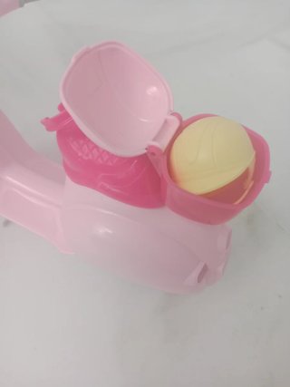 Barbie con moto rosa y casco