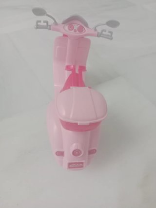 Barbie con moto rosa y casco