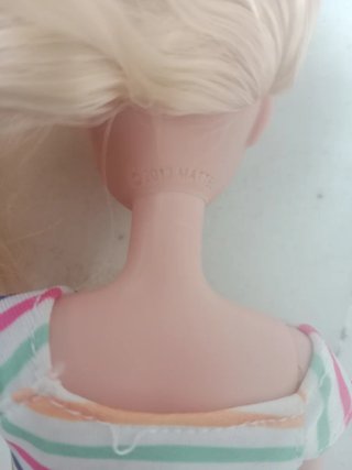 Barbie con moto rosa y casco