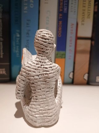 Statuetta design donna che legge libri