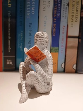 Statuetta design donna che legge libri