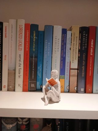 Statuetta design donna che legge libri