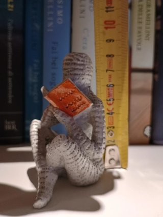 Statuetta design donna che legge libri