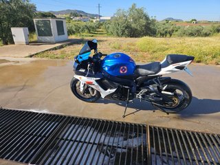Suzuki GSXR750 Moto Deportiva Azul/Blanca 150 cv