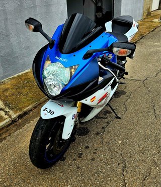 Suzuki GSXR750 Moto Deportiva Azul/Blanca 150 cv