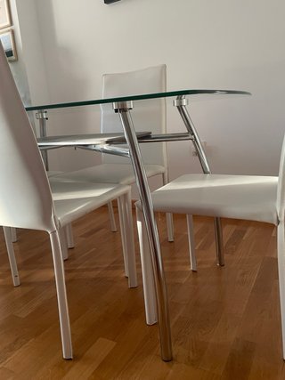 Mesa de comedor de cristal y metal
