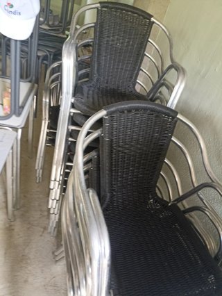 13 mesas y 36 sillas de bar