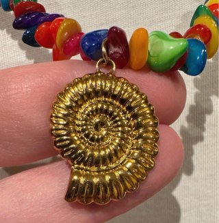 Collar multicolor concha hecho a mano