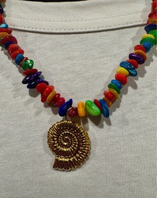 Collar multicolor concha hecho a mano