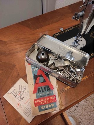 Máquina de coser antigua Alfa