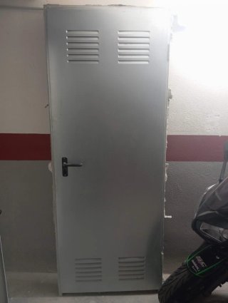 Puerta de trastero metálica