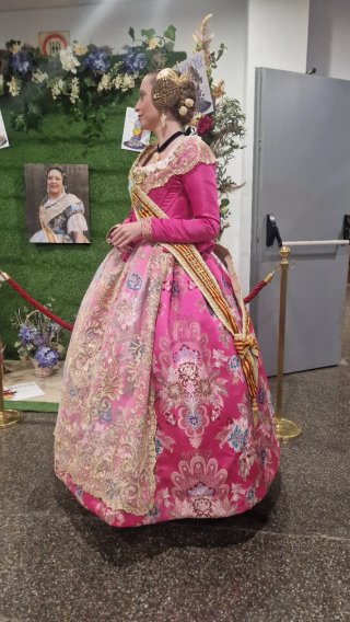 Vestido de Fallera Rosa y Dorado