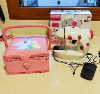 Máquina de coser infantil con cesta