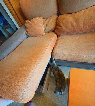 Sofá modular tipo chaiselongue con mesa central