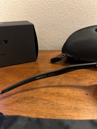 Occhiali da sole Oakley neri e marroni