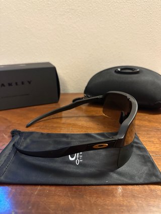 Occhiali da sole Oakley neri e marroni