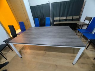 Mesa de celebración gris y blanca