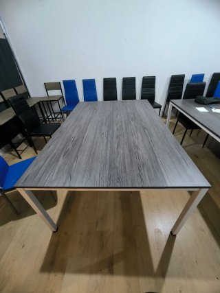 Mesa de celebración gris y blanca