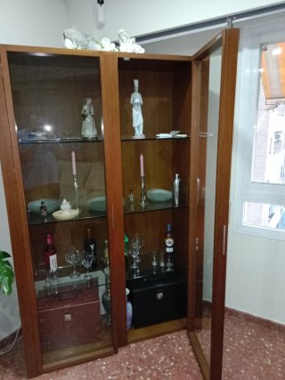 Vitrina de madera y cristal