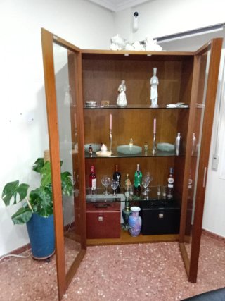 Vitrina de madera y cristal