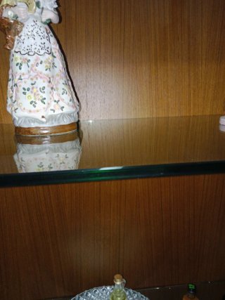 Vitrina de madera y cristal