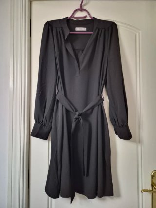 Vestido negro manga larga con cinturón