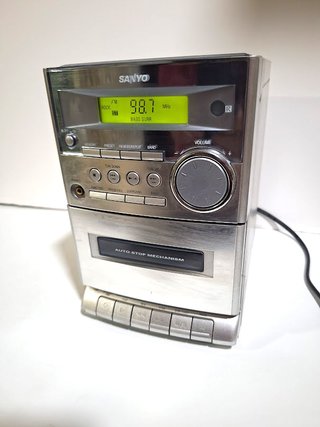 Minicadena SANYO con CD, Casette, Radio