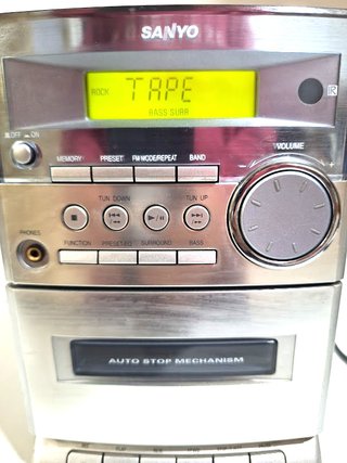 Minicadena SANYO con CD, Casette, Radio