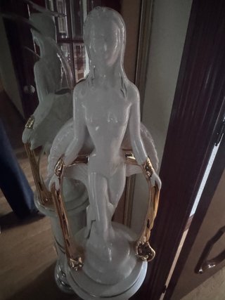 Figura de porcelana dorada