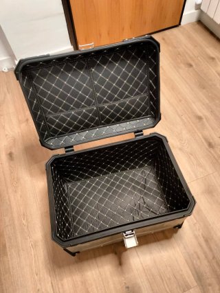 Baúl Moto 65L Gris con parrilla universal 2 Cascos