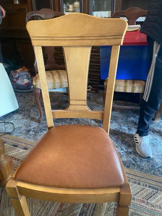 Mesa de comedor grande de madera con sillas