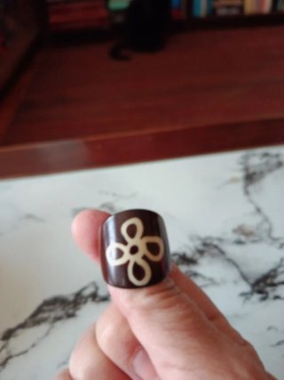 Anillo de madera con flor beige