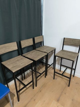 Mesa alta con 2 taburetes