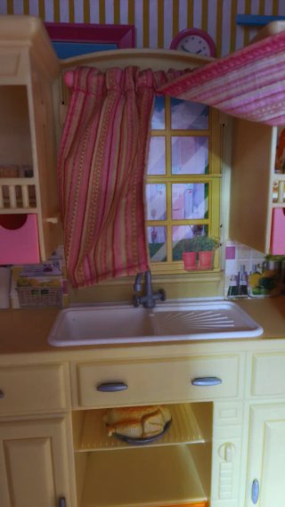 Lote Barbie:cocina,muñeca,mesa y 2 sillas,gato...