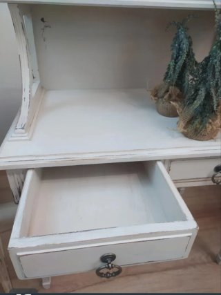 Mesita auxiliar estilo clásico