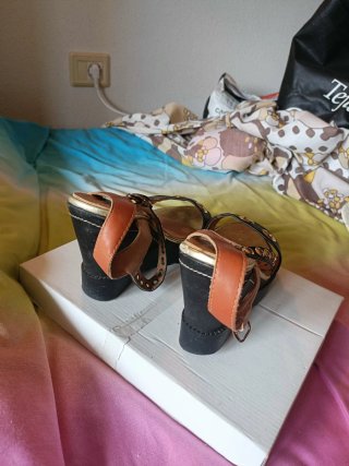Sandalias cuña negras y marrones