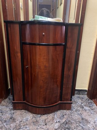 Mueble de madera y cristal
