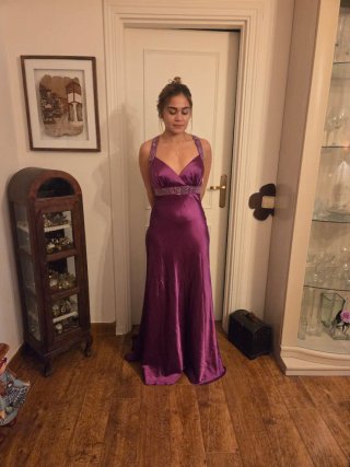 Vestido largo morado de fiesta con pedrería