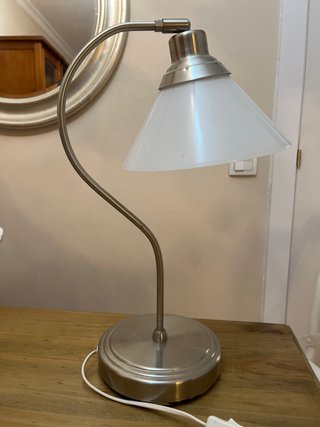 Lámpara de mesa IKEA plateada y blanca