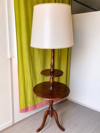 Lámpara de pie de madera con mesas