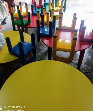 Cuatro Mesas y  sillas infantiles adecuadas edad,2