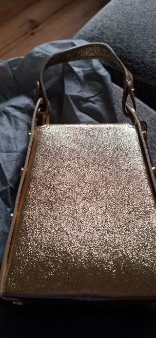 Bolso de fiesta dorado con abeja