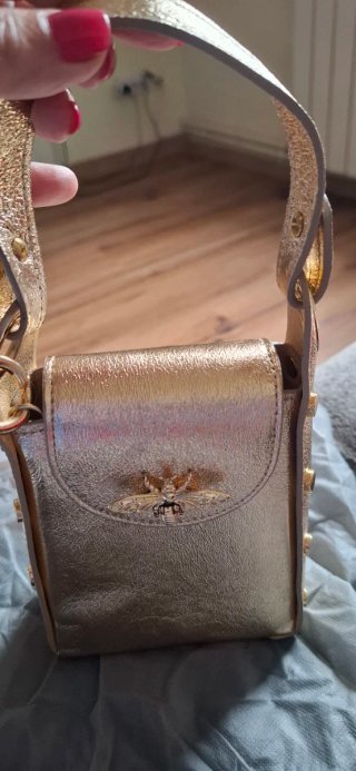 Bolso de fiesta dorado con abeja