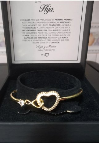 Pulsera dorada con corazón y símbolo infinito