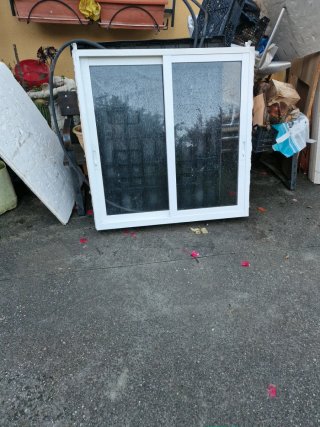 Ventana de aluminio blanca