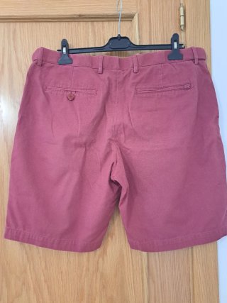 Camisa blanca y pantalón corto rojo
